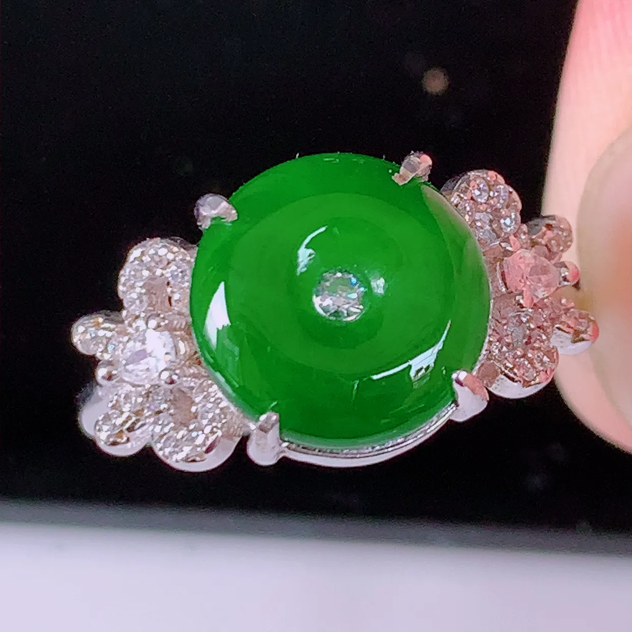 冰透满绿翡翠925银镶嵌平安扣戒指，自然光实拍，翠色灵动，颜色漂亮，种老水足，品相佳，佩戴佳品！#97.28（圈口可调大小）整体22.8*17.2*4.8裸石10.5-10.5