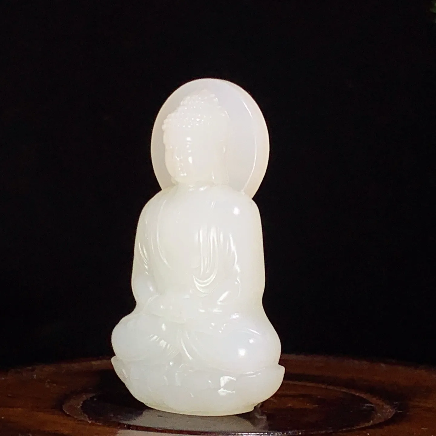 新疆和田玉羊脂白立体大日如来挂件 尺寸46/27/9重18.5克。玉质细腻油润。手推出油。佩戴高端典雅。lt260130