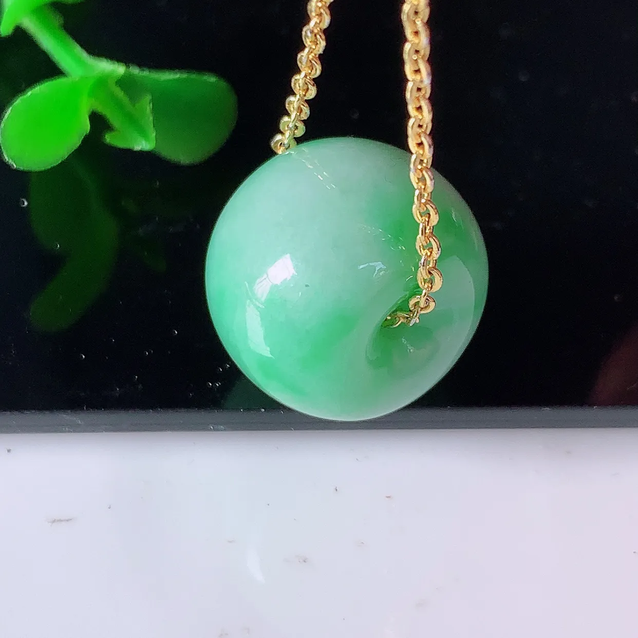 自然光实拍，水润飘绿翡翠路路通吊坠，寓意时来运转、财源滚滚，款式新颖时尚，日常百搭的款！配图银链#05.28