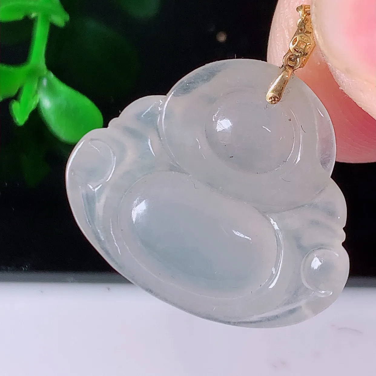 18k金镶嵌冰种佛公翡翠吊坠，款式新颖时尚，日常百搭的款。清秀高雅，佩戴优雅高贵！#1.28