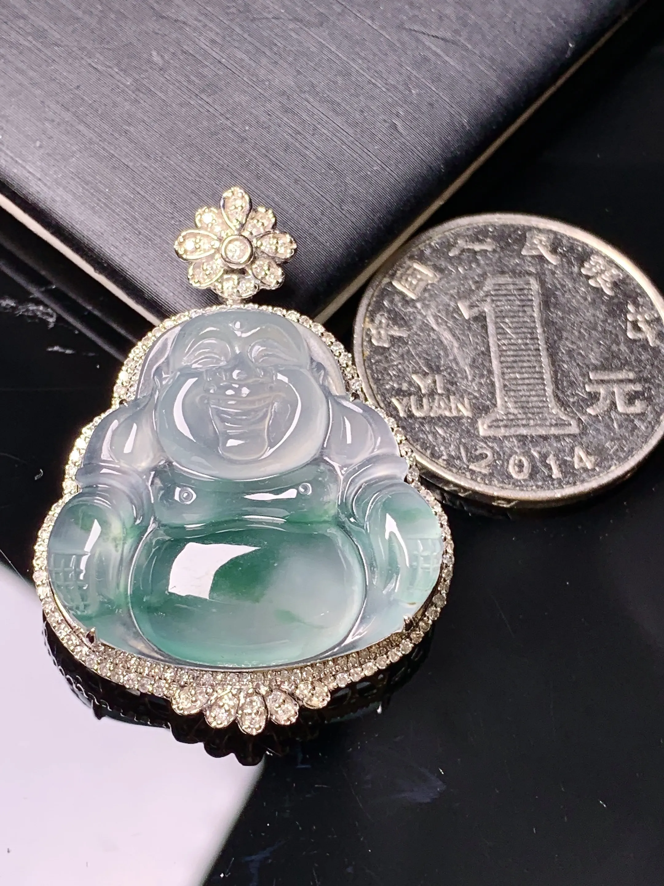 18k金钻镶嵌冰种飘绿佛公吊坠 玉质细腻 色泽清新艳丽 整体尺寸37.7*28.2*9.6