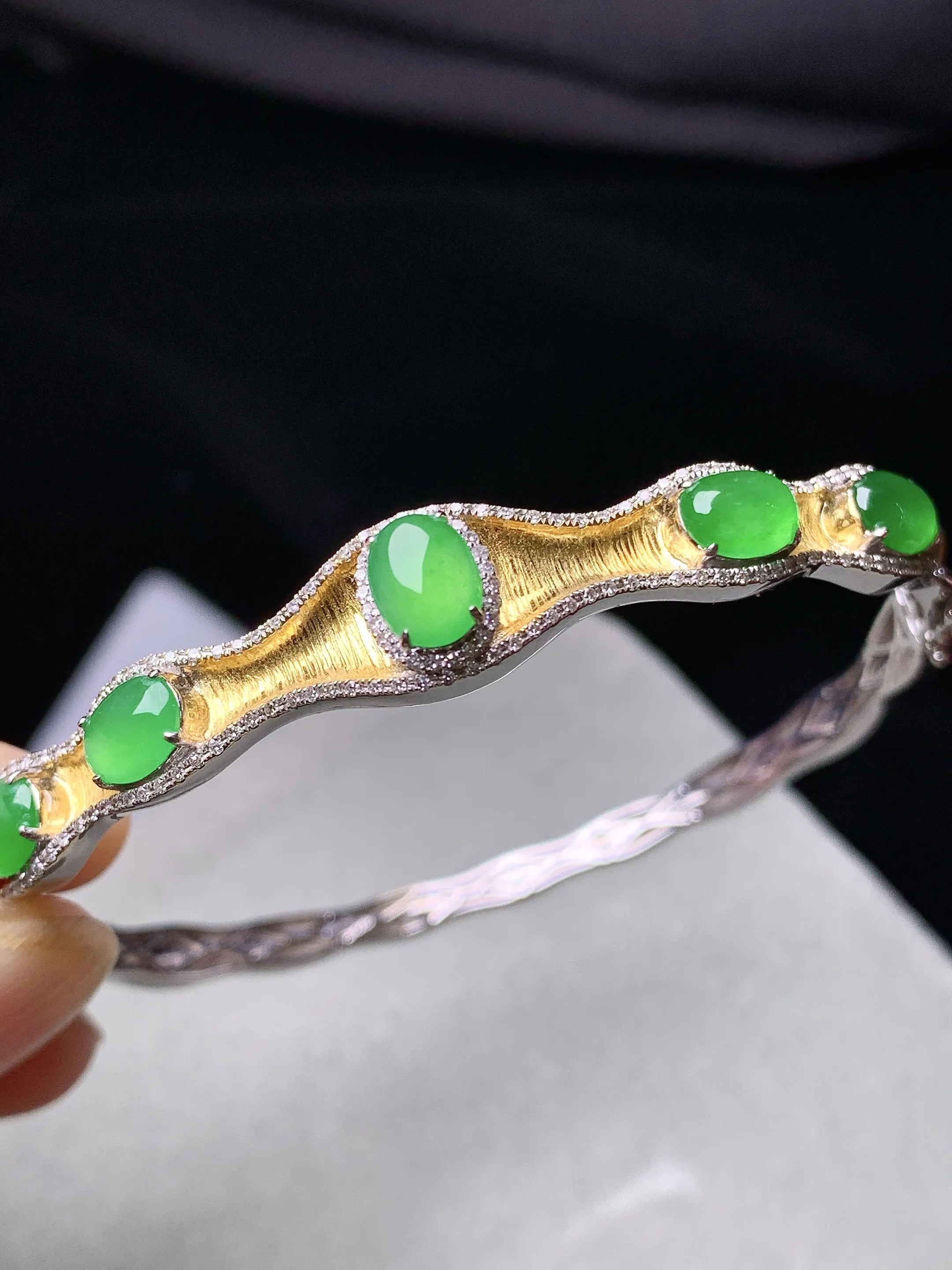 18k金钻镶嵌满绿蛋面手镯 玉质细腻 色泽清新艳丽 圈口56.8裸石尺寸7*5*2.8