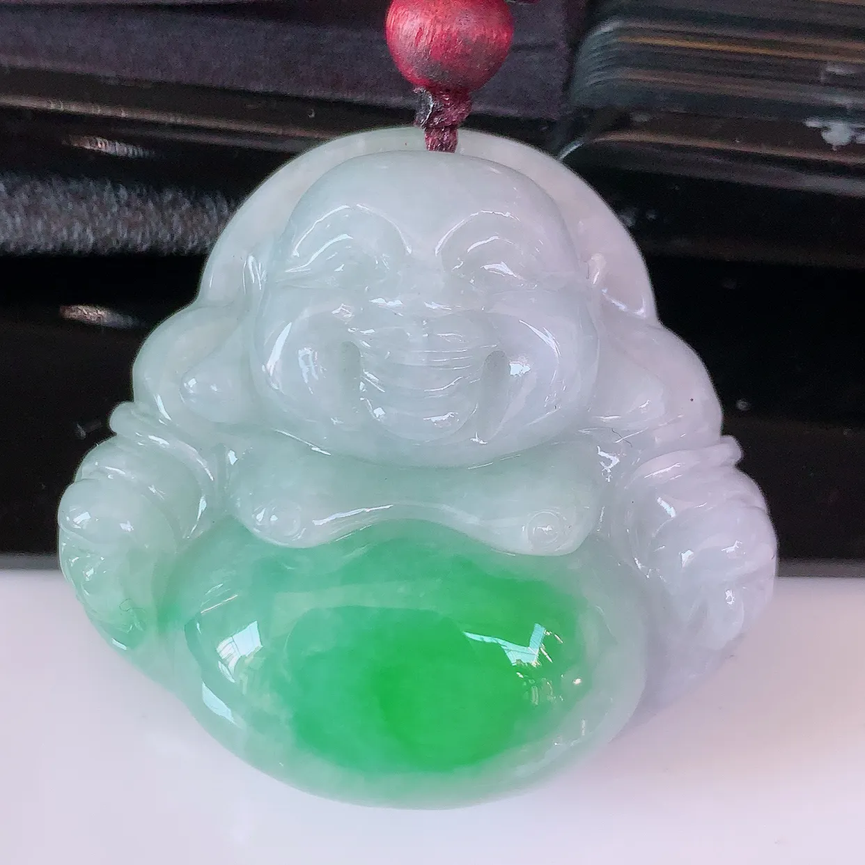 自然光实拍，冰润飘绿翡翠佛公吊坠，开心笑佛，种老水足，颜色漂亮，立体饱满圆润，佩戴效果赞#46.25