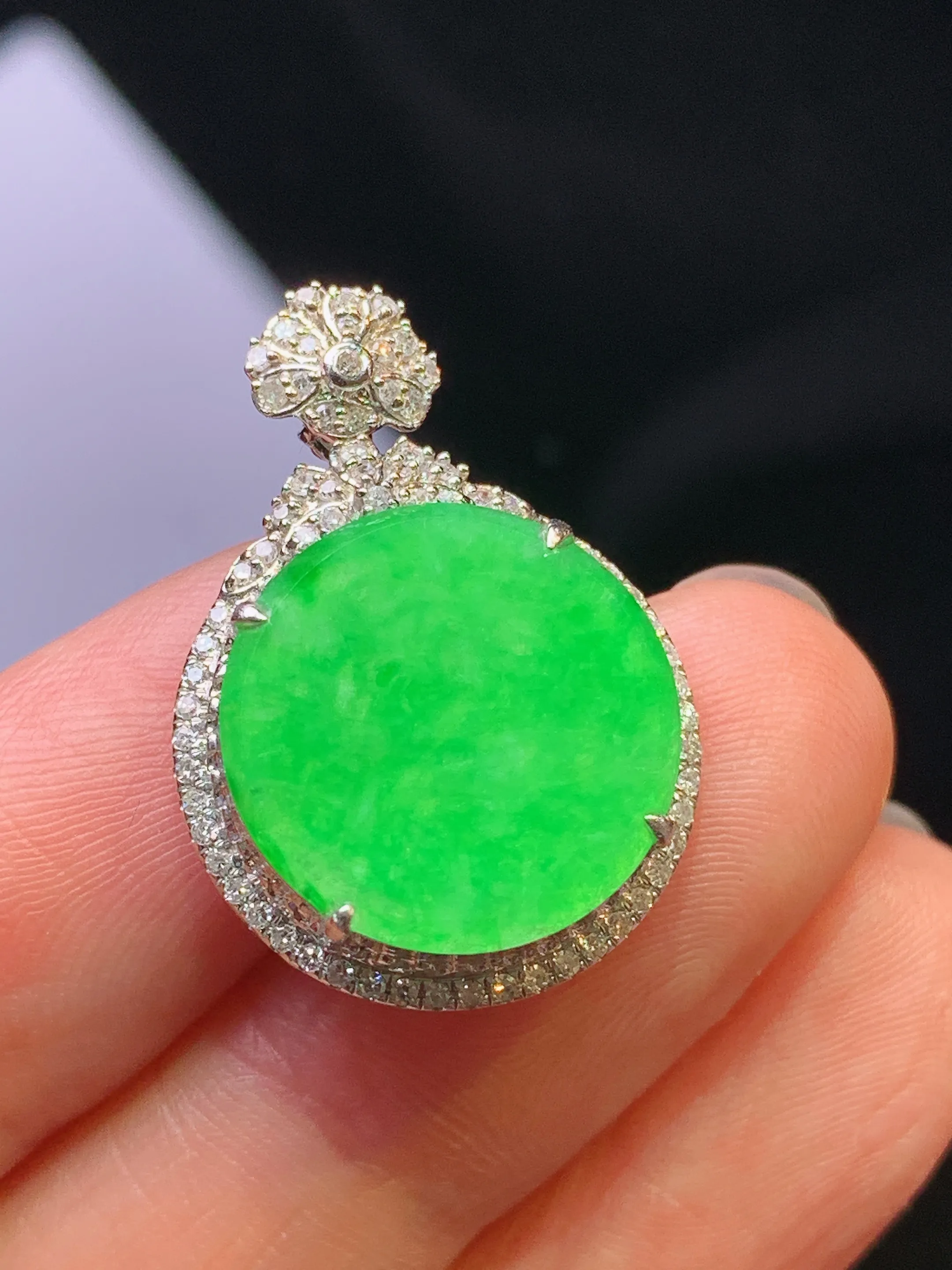 18k金钻镶嵌翠绿圆牌吊坠 玉质细腻 色泽清新艳丽 整体尺寸25.2*17.5*6