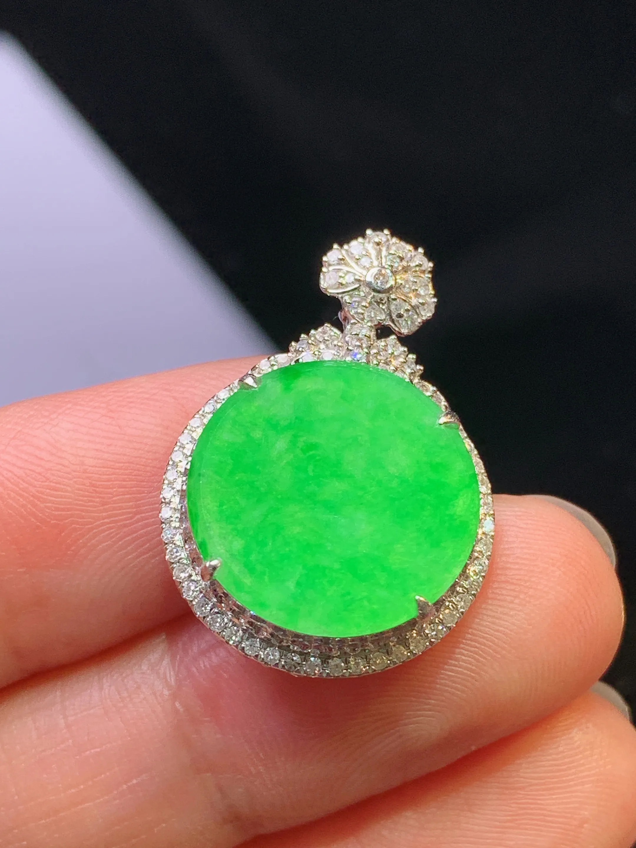 18k金钻镶嵌翠绿圆牌吊坠 玉质细腻 色泽清新艳丽 整体尺寸25.2*17.5*6