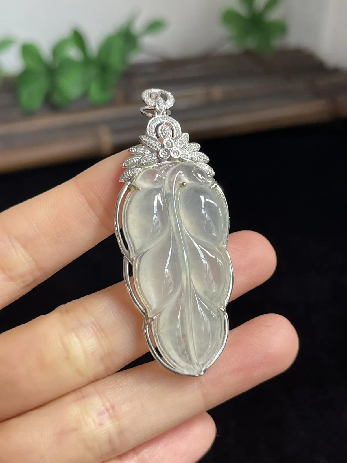 翡翠冰种白色叶子，印记：G18K,伴钻石