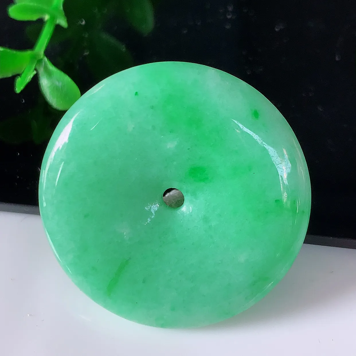 自然光实拍，冰润满绿飘花翡翠平安扣吊坠，平安是福，很美的料子，平安扣佩戴优雅迷人！#57.28