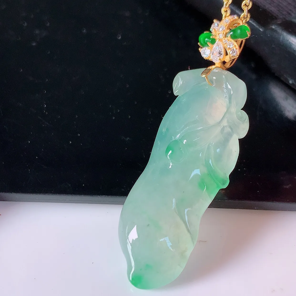 自然光实拍，18K金镶嵌冰种飘绿翡翠招财福瓜吊坠，翡翠福瓜招财瓜，冰润且起胶感，佩戴效果优雅迷人！#