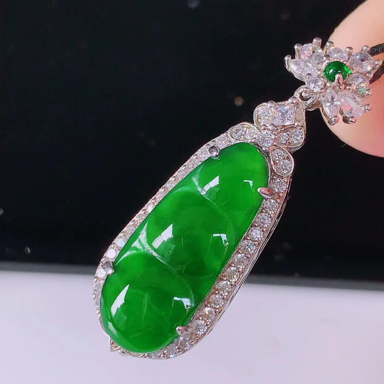 冰透满绿翡翠925银镶嵌福豆吊坠，自然光实拍，翠色灵动，颜色漂亮，种老水足，品相佳，佩戴佳品！#97