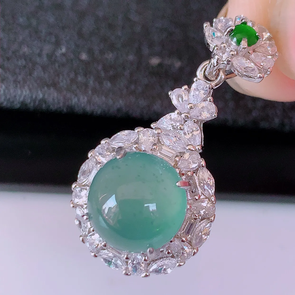 冰透满绿翡翠925银镶嵌吊坠，自然光实拍，翠色灵动，颜色漂亮，种老水足，品相佳，佩戴佳品！#97.25整体27.5*14*8.8裸石9*9