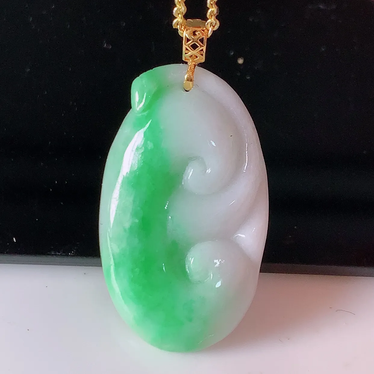 18k金镶嵌冰润飘绿如意翡翠吊坠，沁人心脾，精致典雅的设计，为佩戴者，增添色彩，送礼自留都是佳品选择