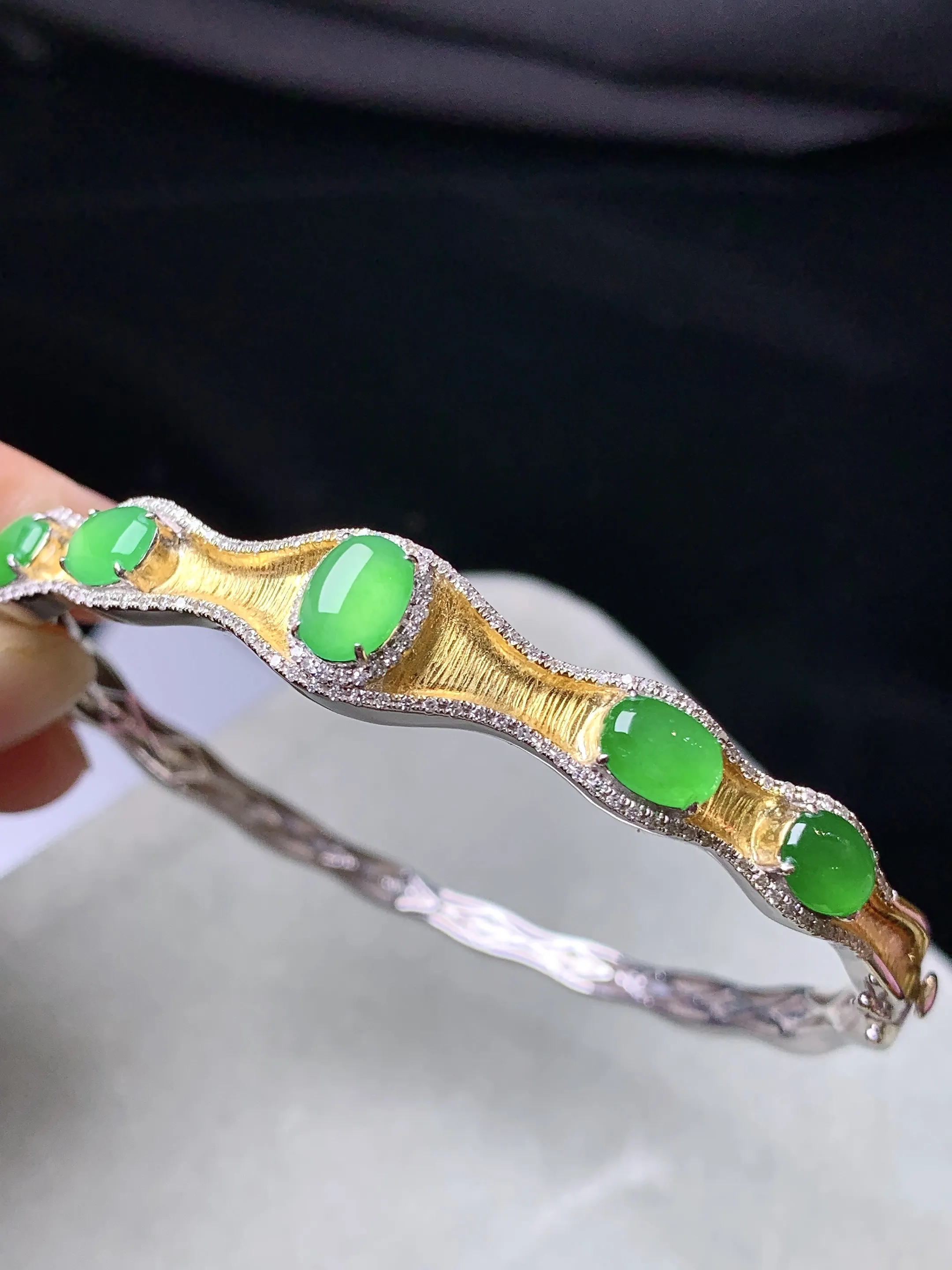 18k金钻镶嵌满绿蛋面手镯 玉质细腻 色泽清新艳丽 圈口56.8裸石尺寸7*5*2.8