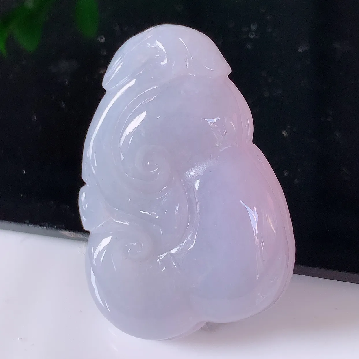 自然光实拍，冰润紫罗兰翡翠如意吊坠，翠色灵动，佩戴效果时尚出众，尽显气质，玉质细腻，美感十足。#57