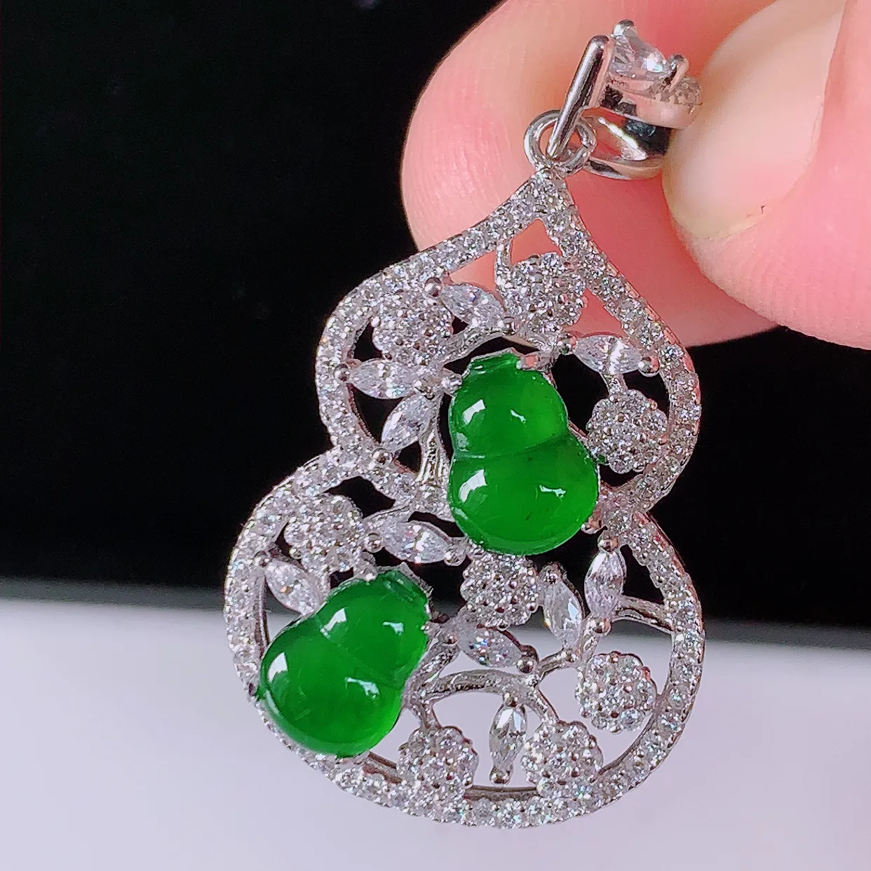 冰透满绿翡翠925银镶嵌葫芦吊坠，自然光实拍，翠色灵动，颜色漂亮，种老水足，品相佳，佩戴佳品！#97.28整体34.2*20*7.2裸石7.8*5.6