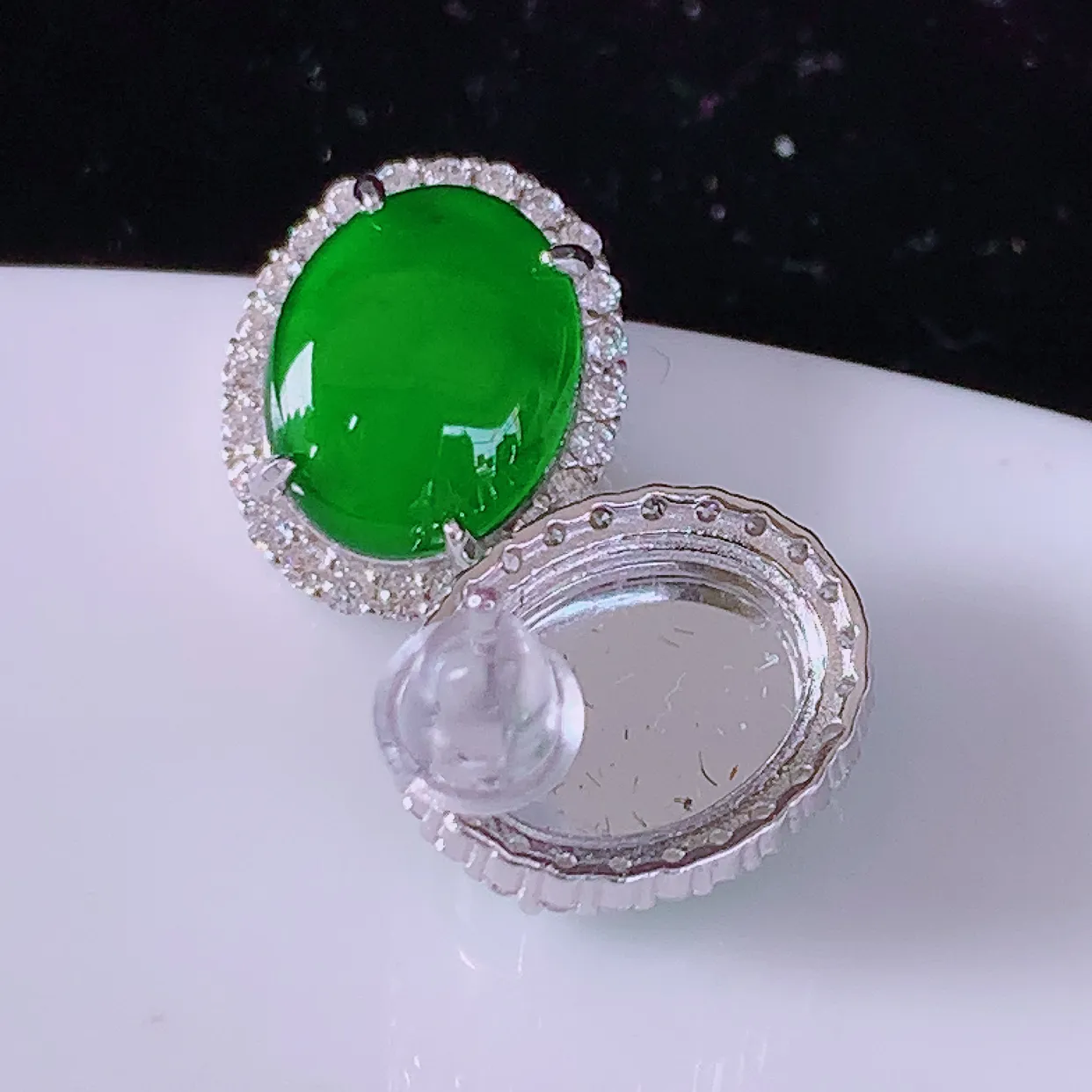 冰透满绿翡翠925银镶嵌耳钉，自然光实拍，翠色灵动，颜色漂亮，种老水足，品相佳，佩戴佳品！#97.28整体12.5*10.5*5.6裸石10*7.8