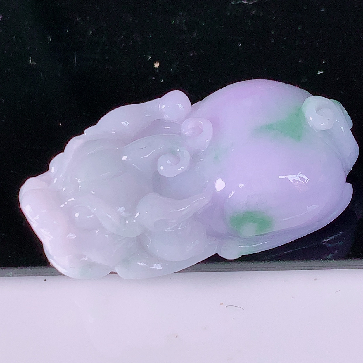 自然光实拍，冰润紫罗兰飘花翡翠招财貔貅吊坠，民间有“一摸貔貅运程旺盛，再摸貔貅财运滚滚，三摸貔貅平步