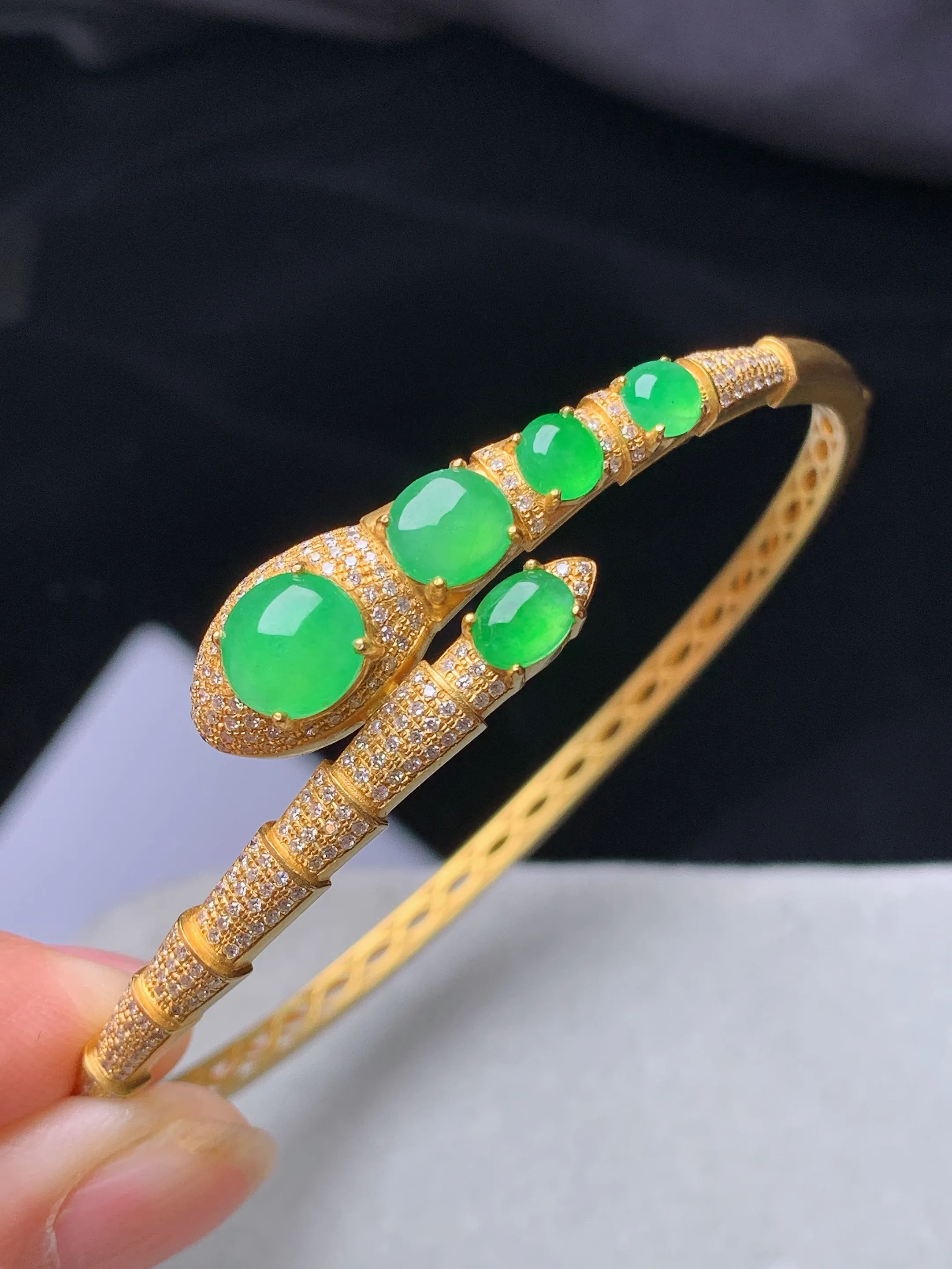18k金钻镶嵌满绿蛋面手镯 玉质细腻 色泽清新艳丽 圈口58.6 裸石尺寸7*3
