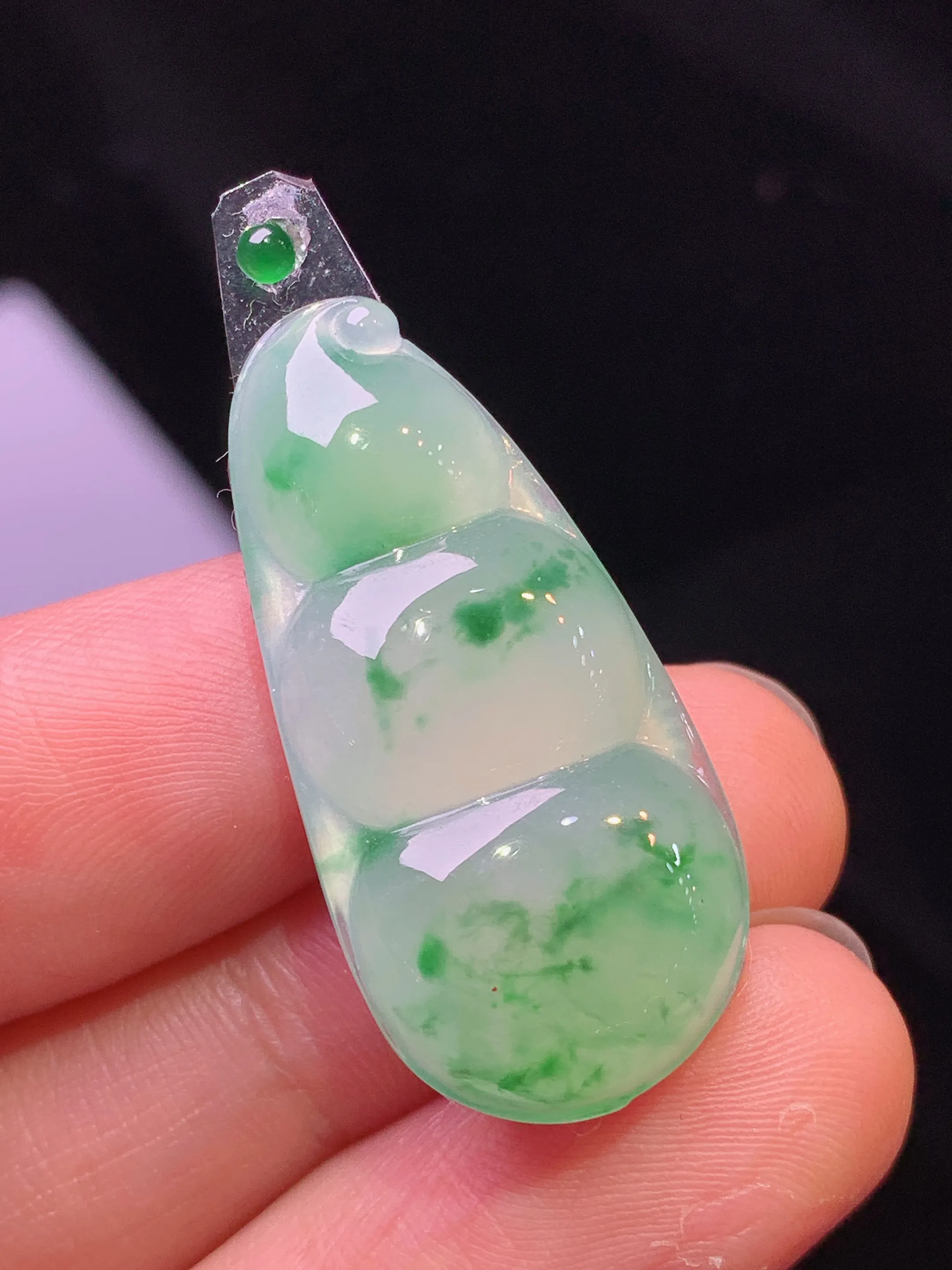 镶嵌款 飘绿四季豆吊坠 玉质细腻 色泽清新艳丽 整体尺寸31.6*15.3*4.6