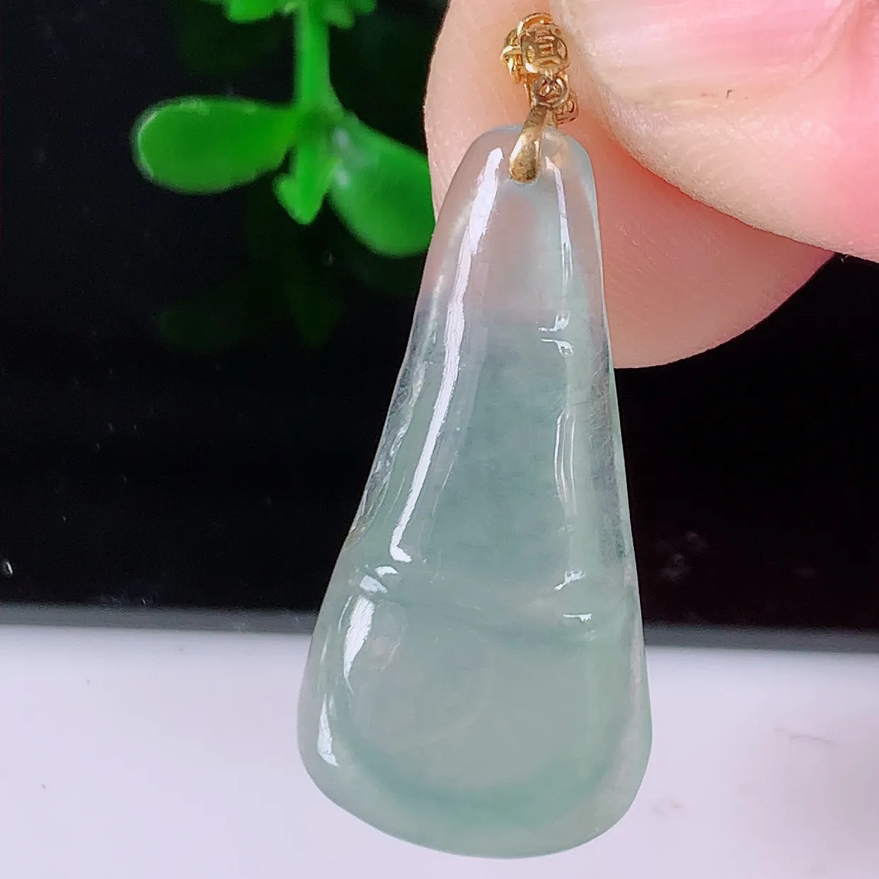 自然光实拍，18K金镶嵌冰种翡翠竹节吊坠。竹节寓意“节节高，官运亨通，前程似锦，水润莹泽，清秀高雅，佩戴精美！#1.28