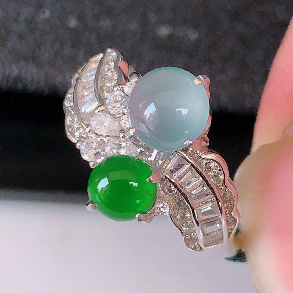 冰透满绿翡翠925银镶嵌戒指，自然光实拍，翠色灵动，颜色漂亮，种老水足，品相佳，佩戴佳品！#97.25（圈口可调大小）整体23.5*16.5*5.5裸石6*6