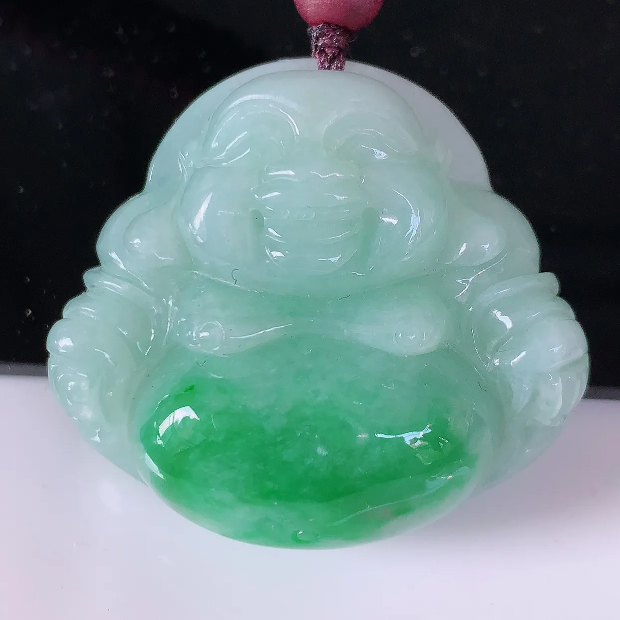 自然光实拍，冰润飘绿翡翠佛公吊坠，水灵起胶，翠色迷人，佛公在心中，一生平安，饱满圆润，开怀大笑佛公，