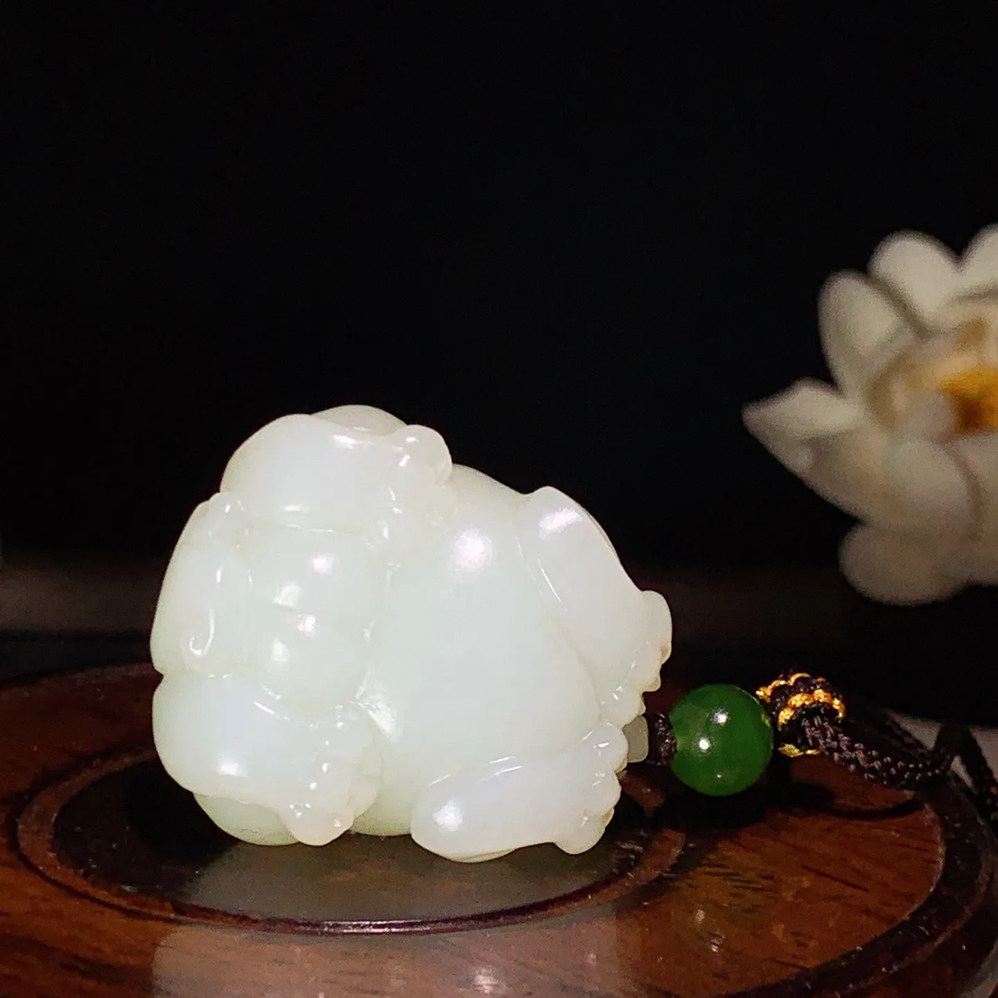 新疆和田玉羊脂白招财进宝貔貅挂件 尺寸34/30/22重39.5克。玉质细腻油润。手推出油。佩戴高端典雅。lt260130