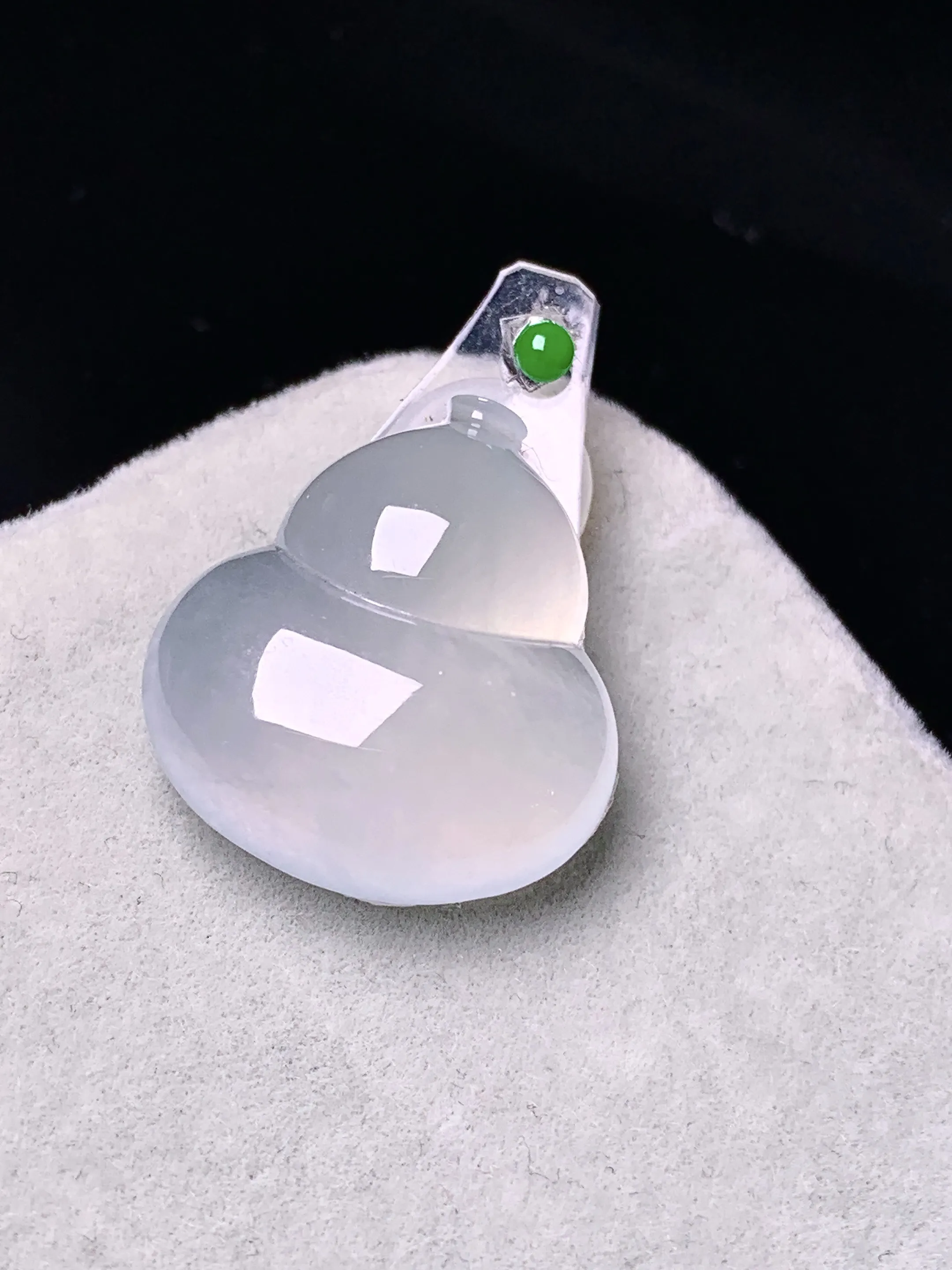 镶嵌款 冰种葫芦吊坠 玉质细腻 色泽清新艳丽 整体尺寸20.7*18.8*5.5