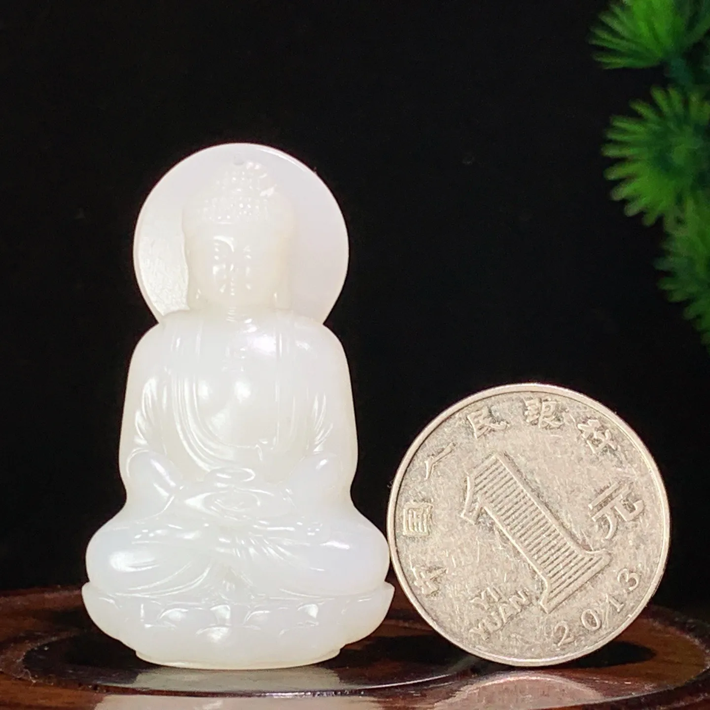 新疆和田玉羊脂白立体大日如来挂件 尺寸46/27/9重18.5克。玉质细腻油润。手推出油。佩戴高端典雅。lt260130