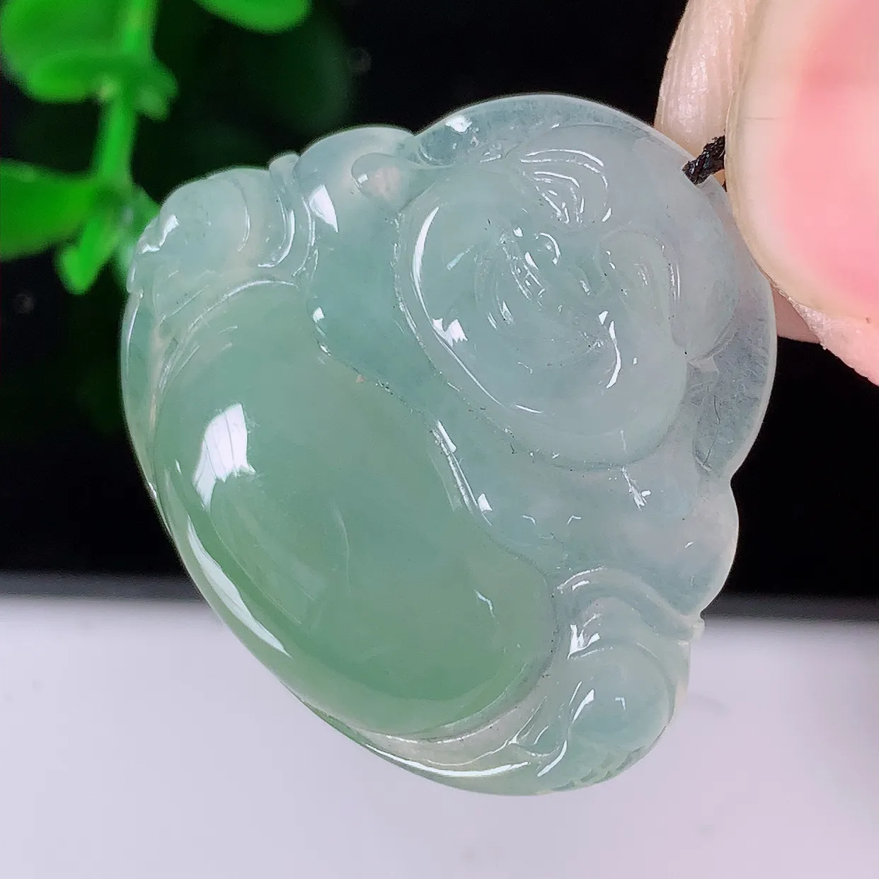自然光实拍，冰种黄翡翡翠佛公吊坠，水灵起胶，翠色迷人，佛公在心中，一生平安，饱满圆润，开怀大笑佛公，配戴灵气十足！#46.28