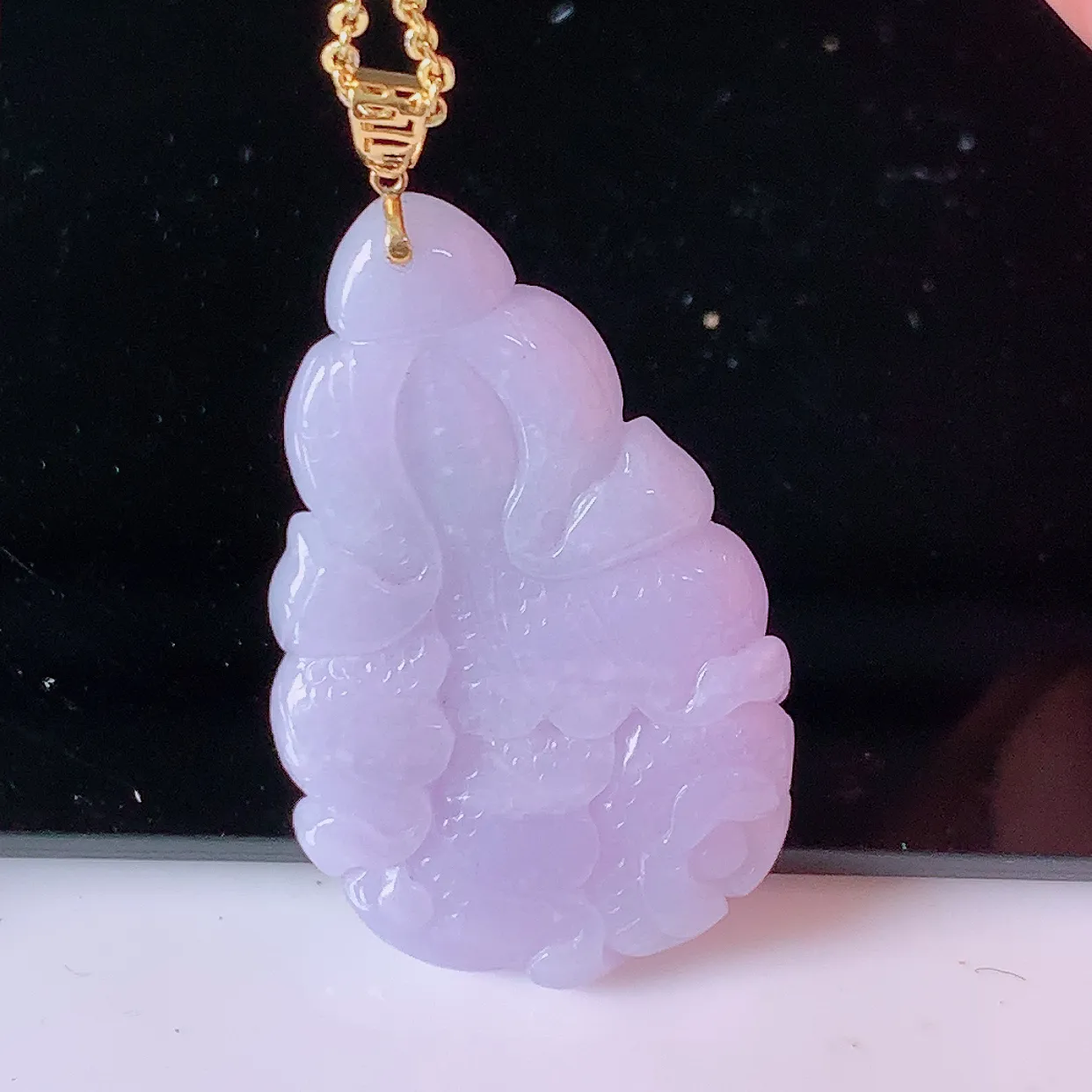 18k金镶嵌冰润紫罗兰翡翠招百财白菜吊坠，沁人心脾，精致典雅的设计，为佩戴者，增添色彩，送礼自留都是