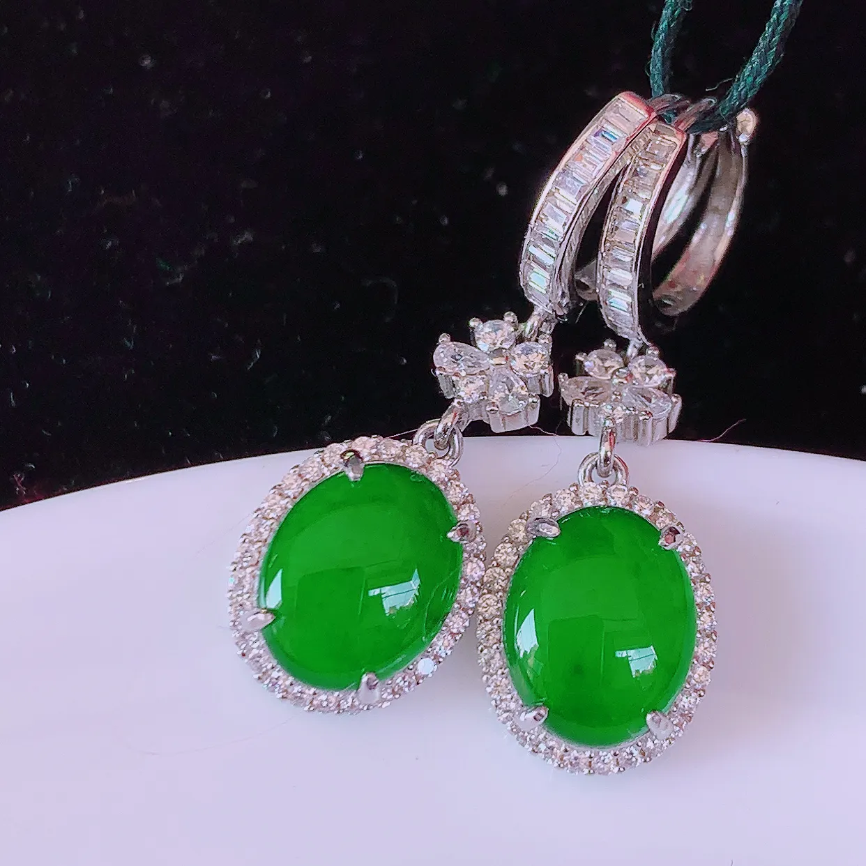 冰透满绿翡翠925银镶嵌耳坠，自然光实拍，翠色灵动，颜色漂亮，种老水足，品相佳，佩戴佳品！#97.25整体31*10*5.5裸石10*8