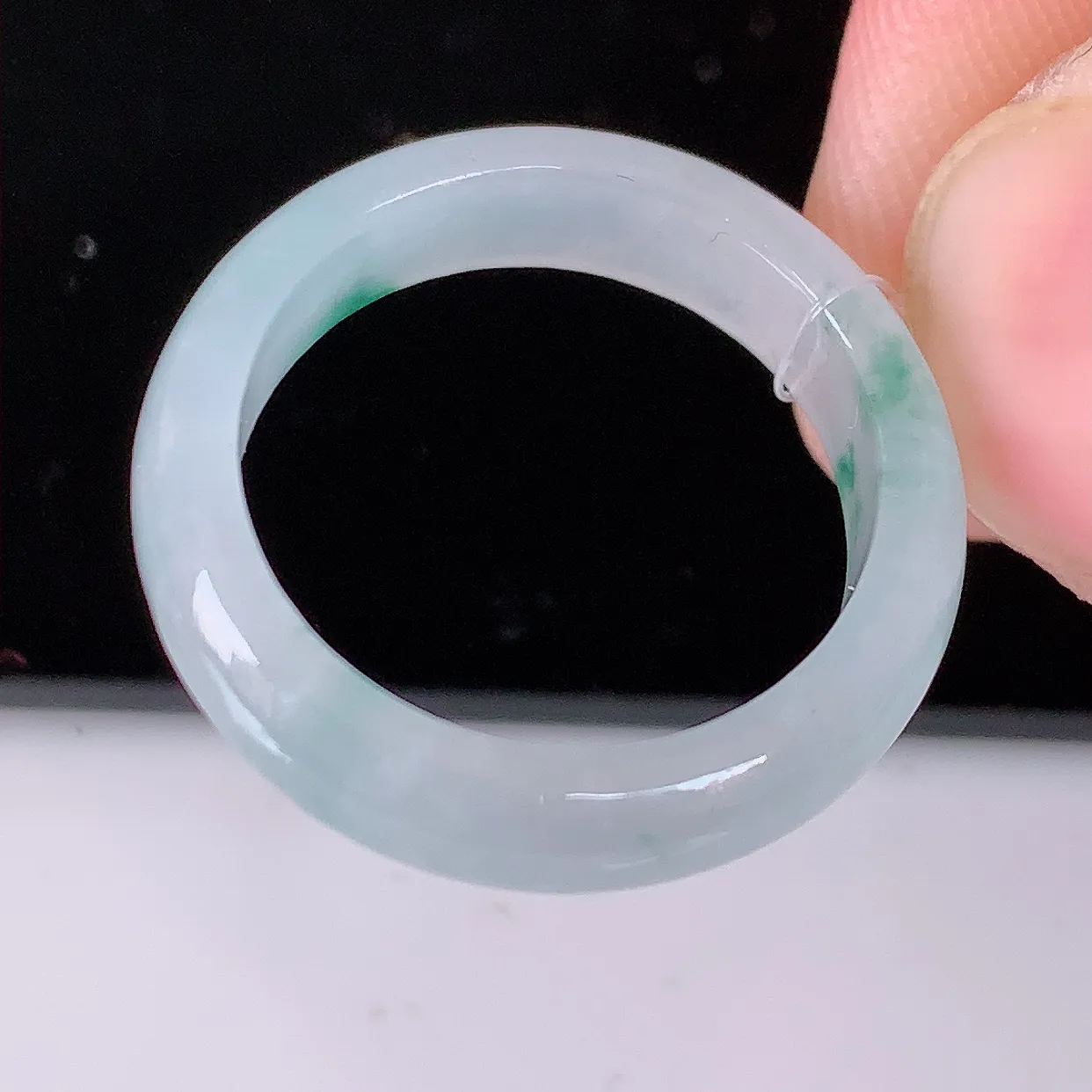 自然光实拍，18.2mm内径冰种飘花翡翠指环，玉戒指，玉质莹润，好精美好冰润的指环，17圈口，上手纤巧！#49.28尺寸18.2-5.2-3