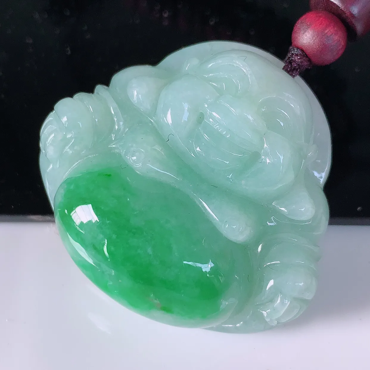 自然光实拍，冰润飘绿翡翠佛公吊坠，水灵起胶，翠色迷人，佛公在心中，一生平安，饱满圆润，开怀大笑佛公，配戴灵气十足！#46.28