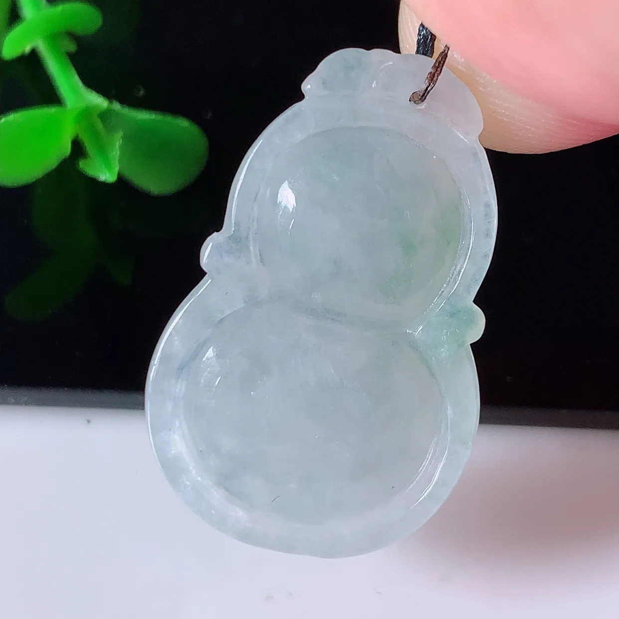自然光实拍，冰润飘花翡翠葫芦吊坠，葫芦寓意福禄双全，财源滚滚，饱满，清新脱俗，佩戴效果优雅迷人！#57.28
