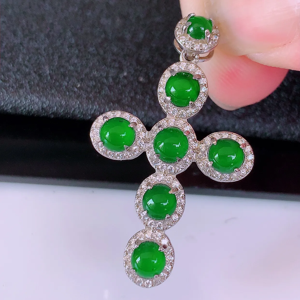 冰透满绿翡翠925银镶嵌十字架吊坠，自然光实拍，翠色灵动，颜色漂亮，种老水足，品相佳，佩戴佳品！#97.25整体36.5*21.5*5.6裸石4.5*4.2