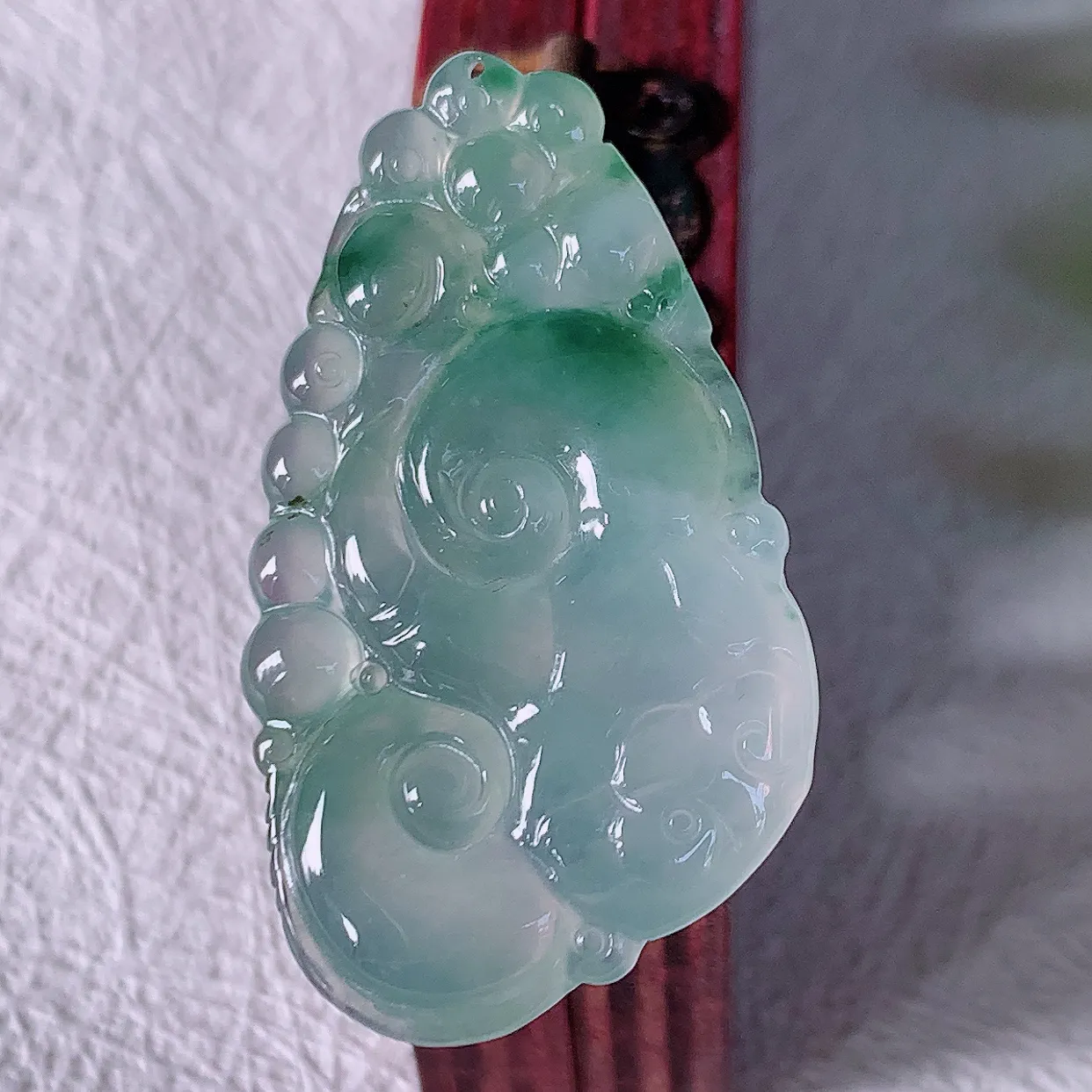 自然光实拍，冰种飘花翡翠如意吊坠，上身效果非常美，饱满大气，工艺美，万事如意，如意一生 #01.28