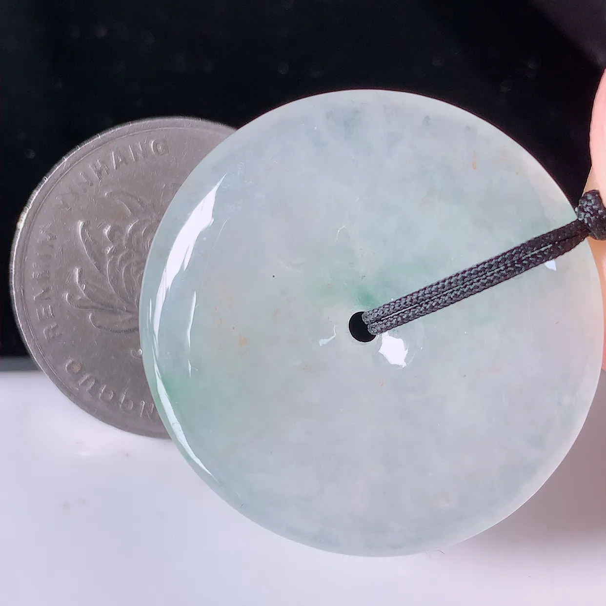 自然光实拍，冰种飘花翡翠平安扣吊坠，冰透，灵动飘逸，寓意平平安安，平安扣佩戴端庄漂亮！#41.28