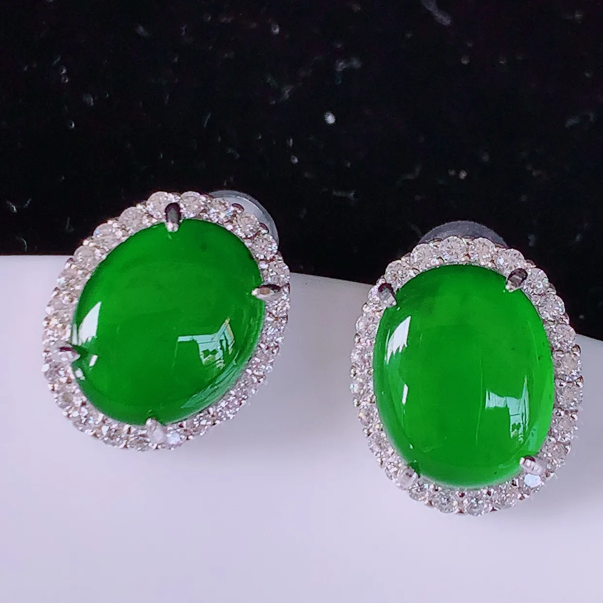 冰透满绿翡翠925银镶嵌耳钉，自然光实拍，翠色灵动，颜色漂亮，种老水足，品相佳，佩戴佳品！#97.28整体12.5*10.5*5.6裸石10*7.8