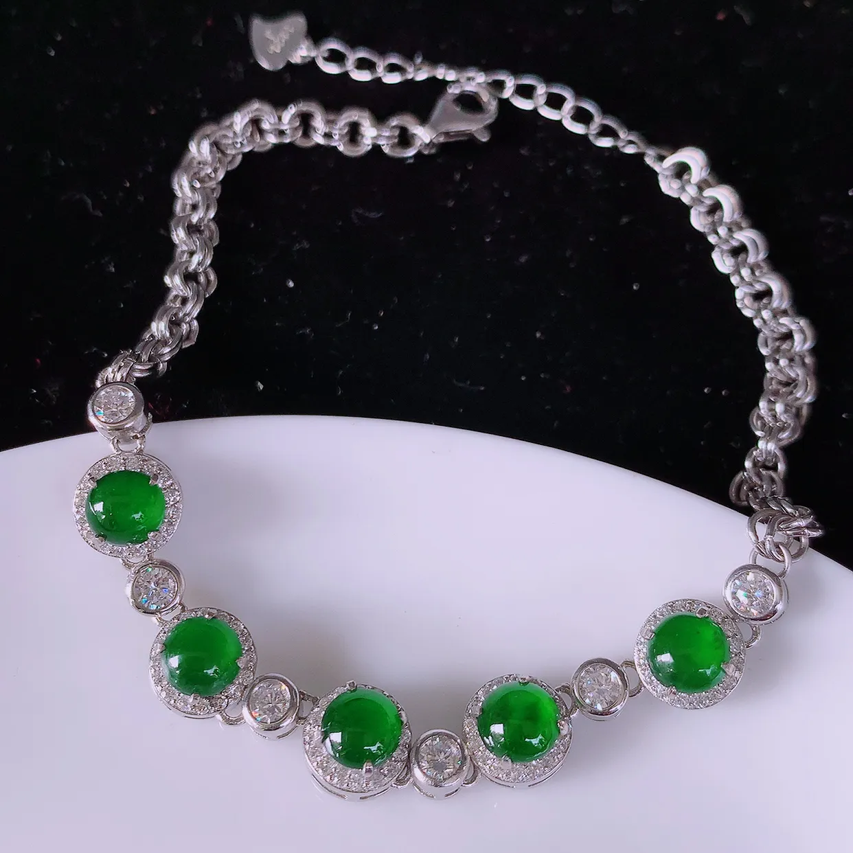 冰透满绿翡翠925银镶嵌手链，自然光实拍，翠色灵动，颜色漂亮，种老水足，品相佳，佩戴佳品！#97.28取一整体7.5*7.2*5.6裸石5*5