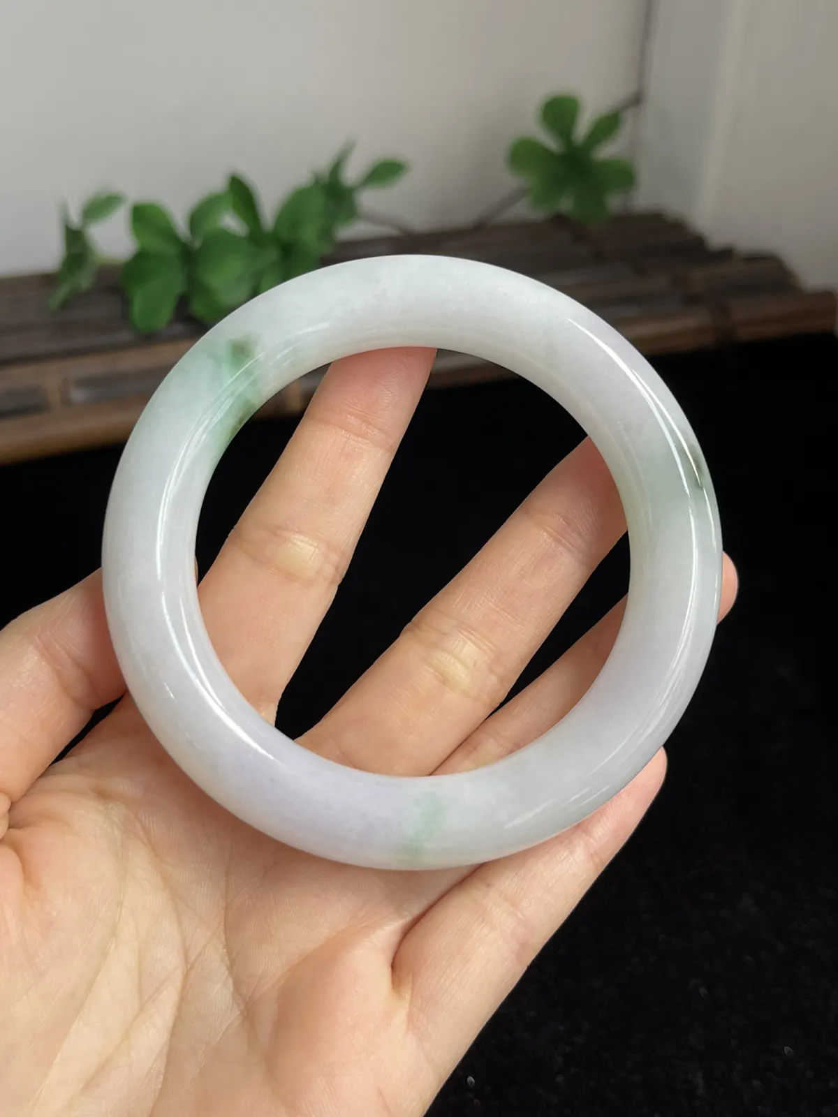 圆镯58圈口，翡翠飘绿手镯