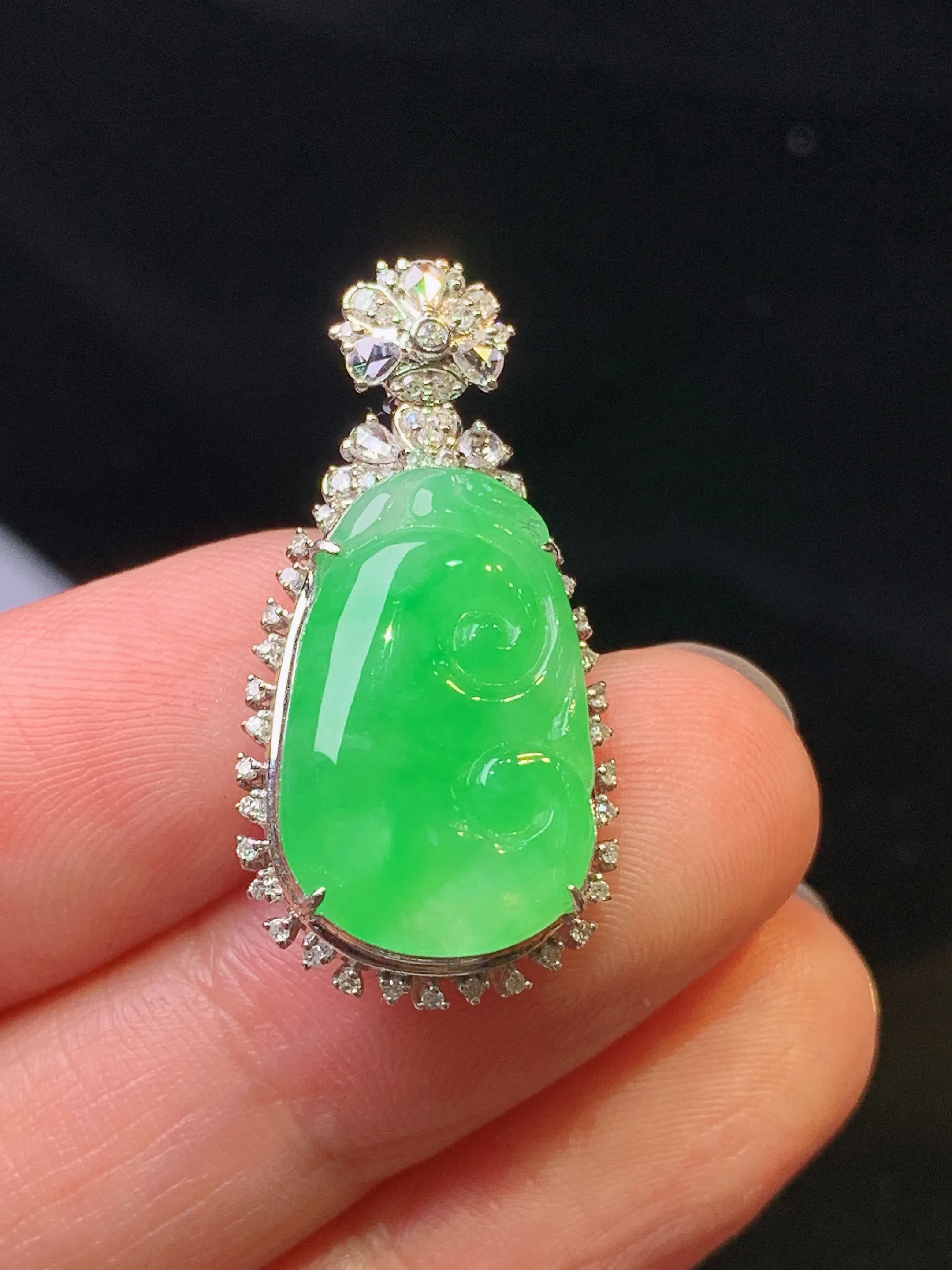 18k金钻镶嵌翠绿如意吊坠 玉质细腻 色泽清新艳丽 整体尺寸28.8*14.5*7.6