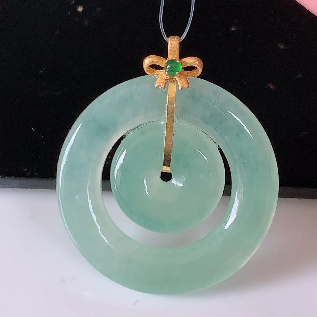 18K金镶嵌冰种翡翠平安母子扣吊坠，平安是福；翠色灵动，很美的料子，平安扣佩戴优雅迷人！#49.28