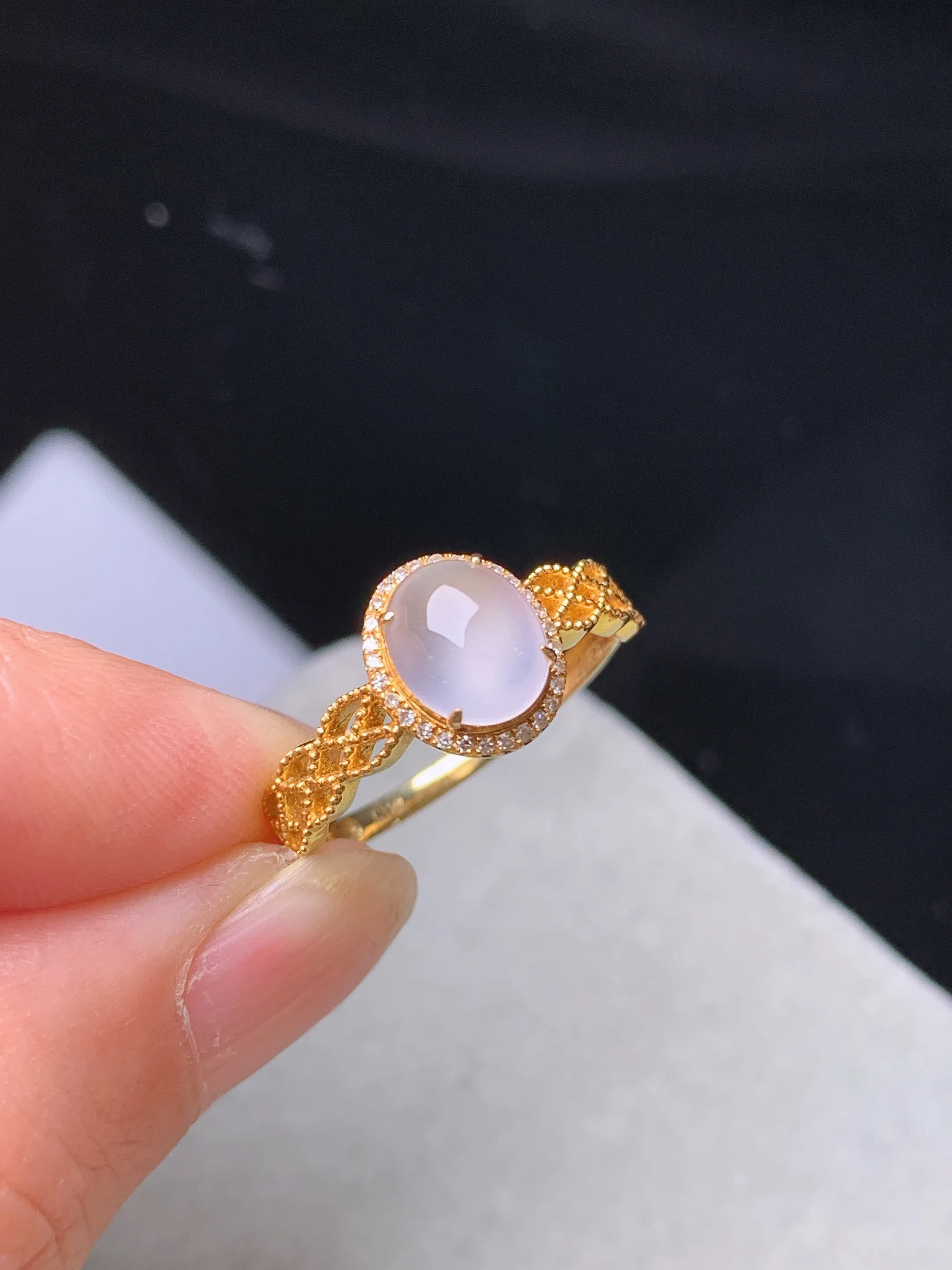 18k金钻镶嵌冰种蛋面戒指 玉质细腻 色泽清新艳丽 圈口13.5 整体尺寸 9.2*8*5.2