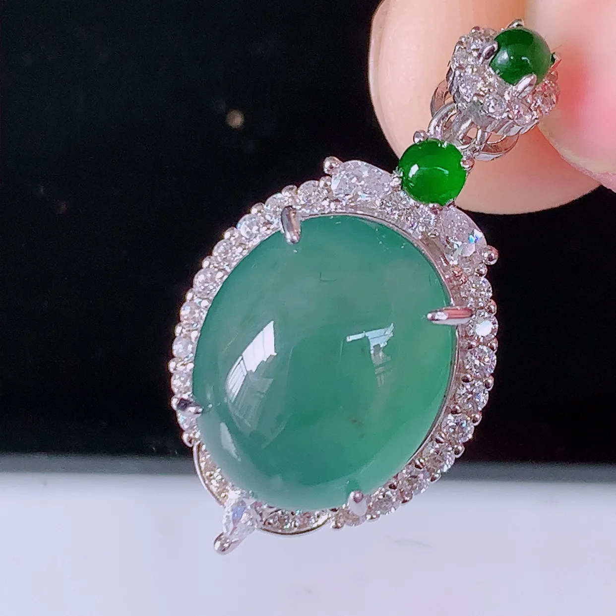 冰透满绿翡翠925银镶嵌吊坠，自然光实拍，翠色灵动，颜色漂亮，种老水足，品相佳，佩戴佳品！#97.2