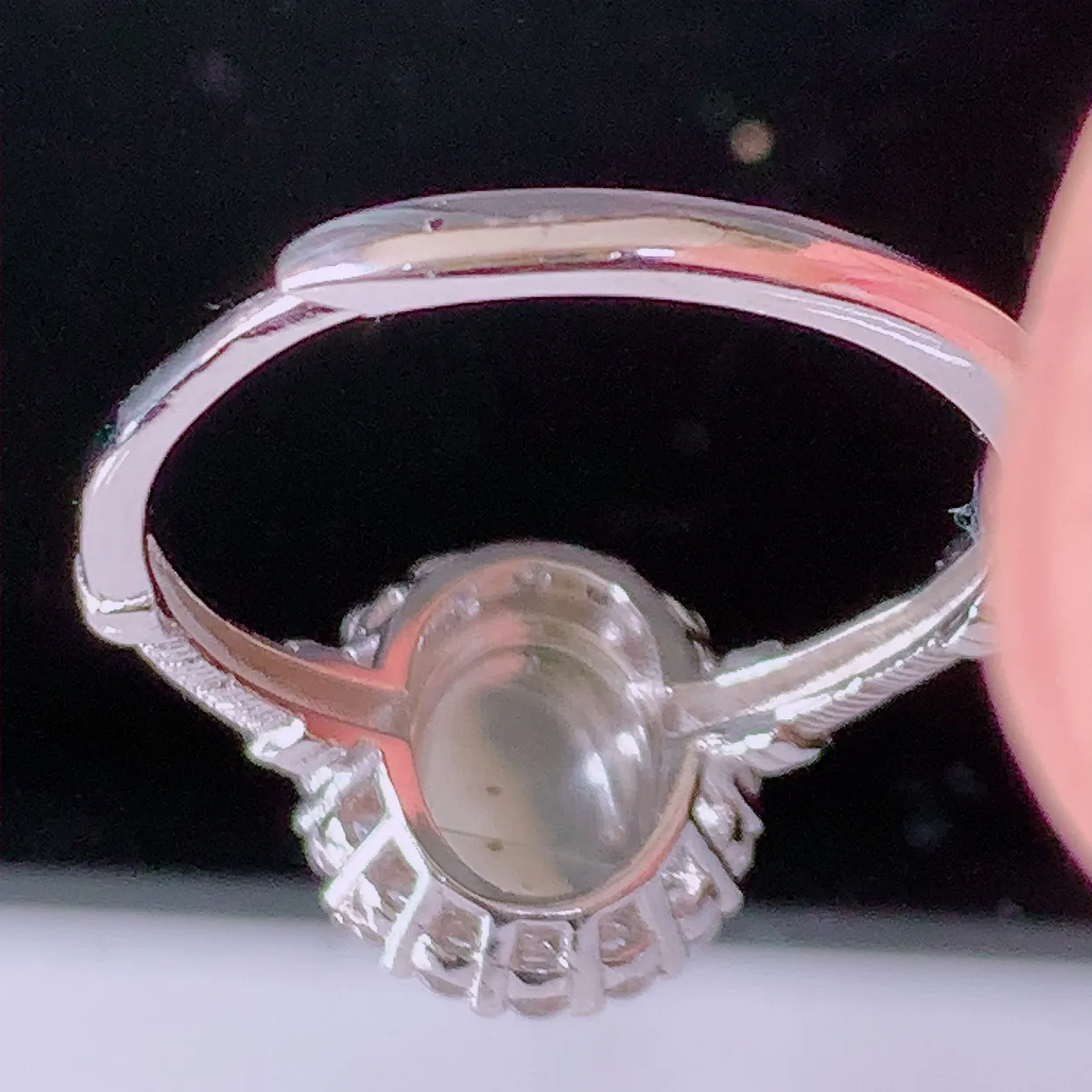 冰透满绿翡翠925银镶嵌戒指，自然光实拍，翠色灵动，颜色漂亮，种老水足，品相佳，佩戴佳品！#97.28（圈口可调大小）整体25*18.2*5.8裸石7*8.5