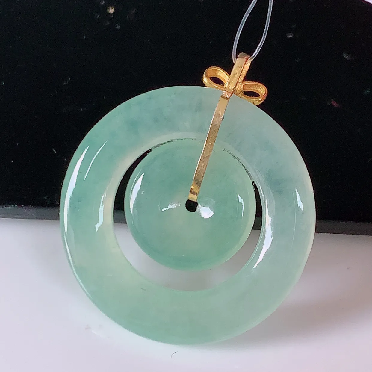 18K金镶嵌冰种翡翠平安母子扣吊坠，平安是福；翠色灵动，很美的料子，平安扣佩戴优雅迷人！#49.28