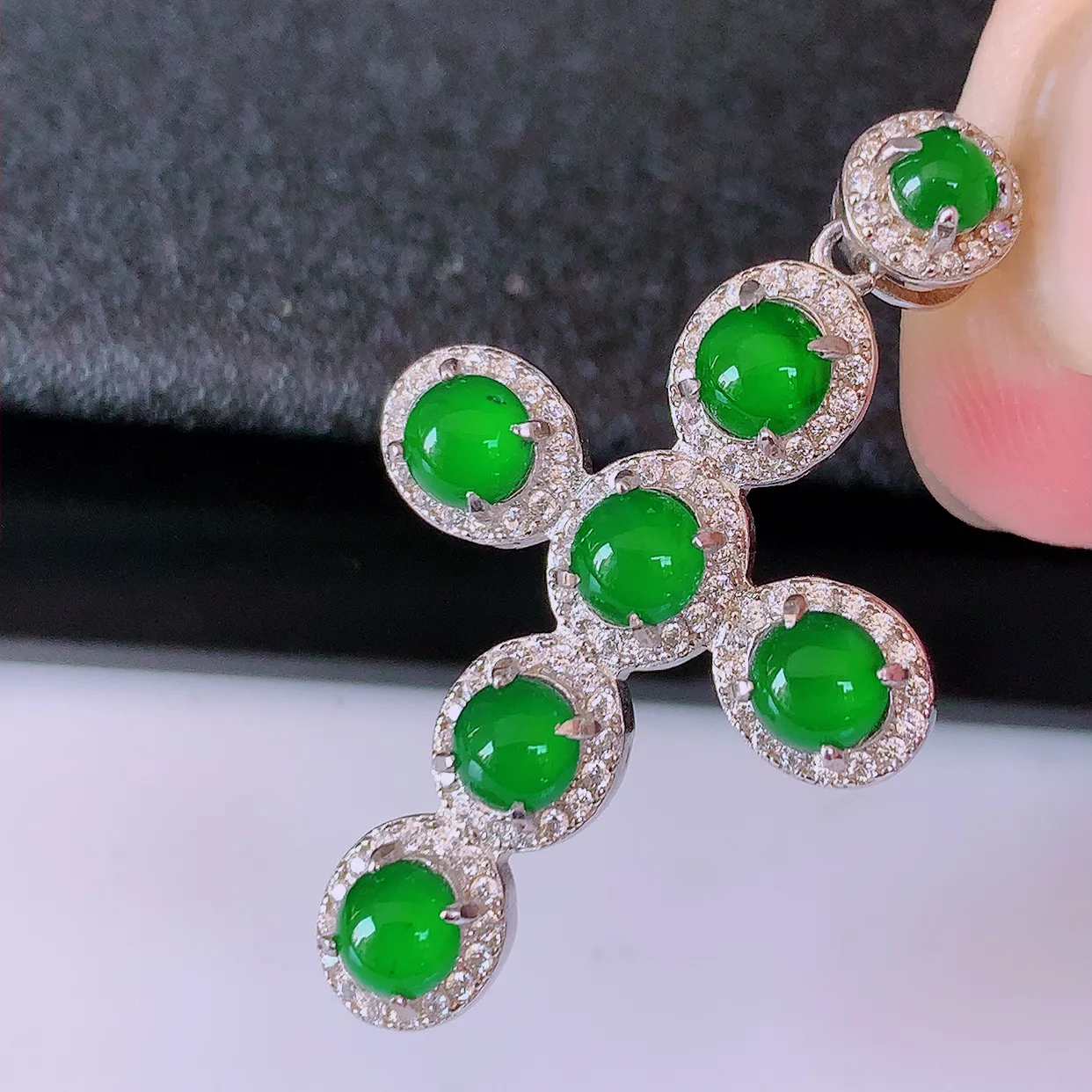 冰透满绿翡翠925银镶嵌十字架吊坠，自然光实拍，翠色灵动，颜色漂亮，种老水足，品相佳，佩戴佳品！#9