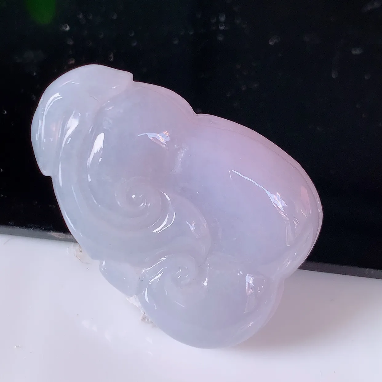 自然光实拍，冰润紫罗兰翡翠如意吊坠，翠色灵动，佩戴效果时尚出众，尽显气质，玉质细腻，美感十足。#57.28