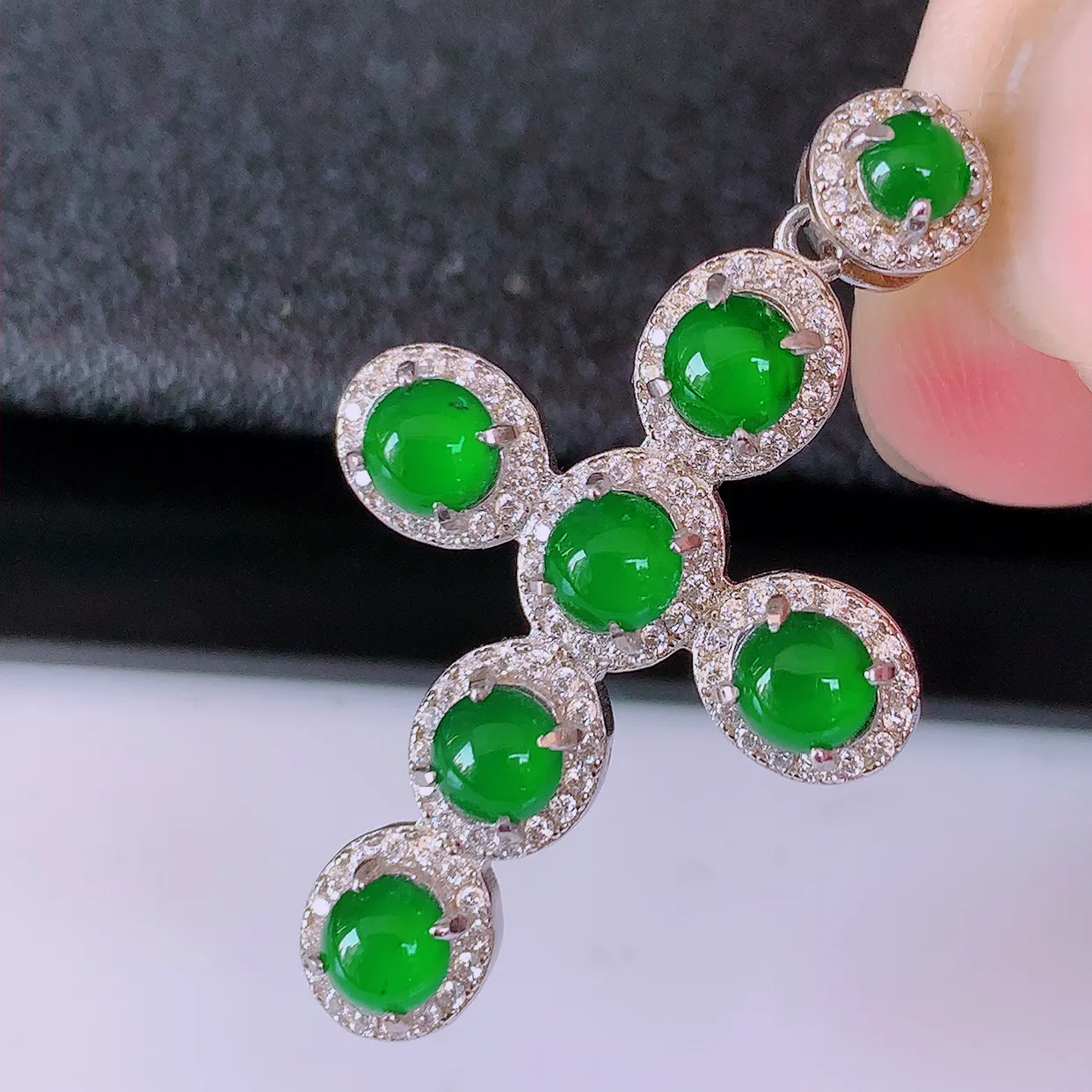 冰透满绿翡翠925银镶嵌十字架吊坠，自然光实拍，翠色灵动，颜色漂亮，种老水足，品相佳，佩戴佳品！#97.25整体36.5*21.5*5.6裸石4.5*4.2