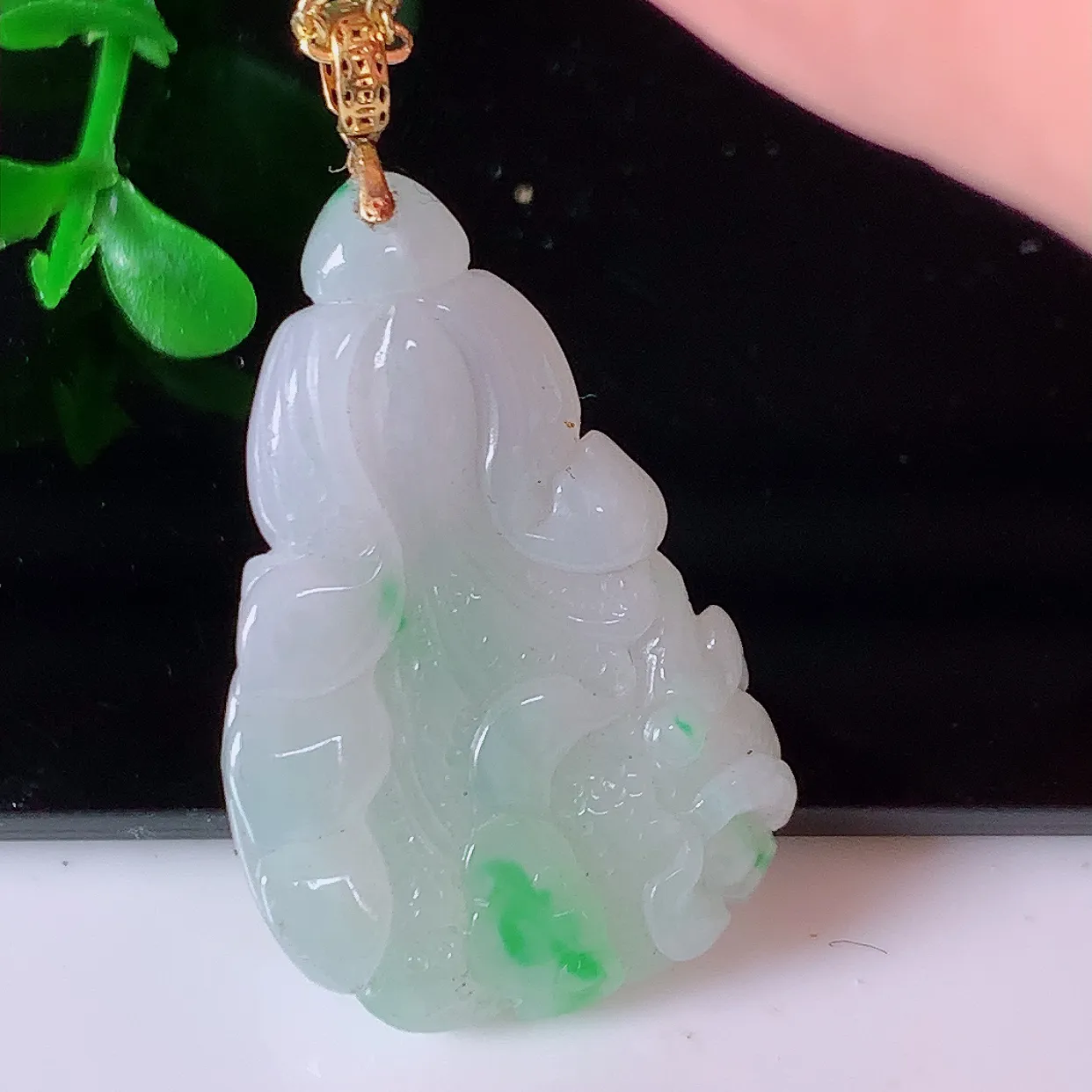 自然光实拍，18K金镶嵌冰润飘绿翡翠招百财白菜吊坠，百财聚来，财源滚滚，色泽鲜艳，精工水润的白菜， 性价比高！#1.28